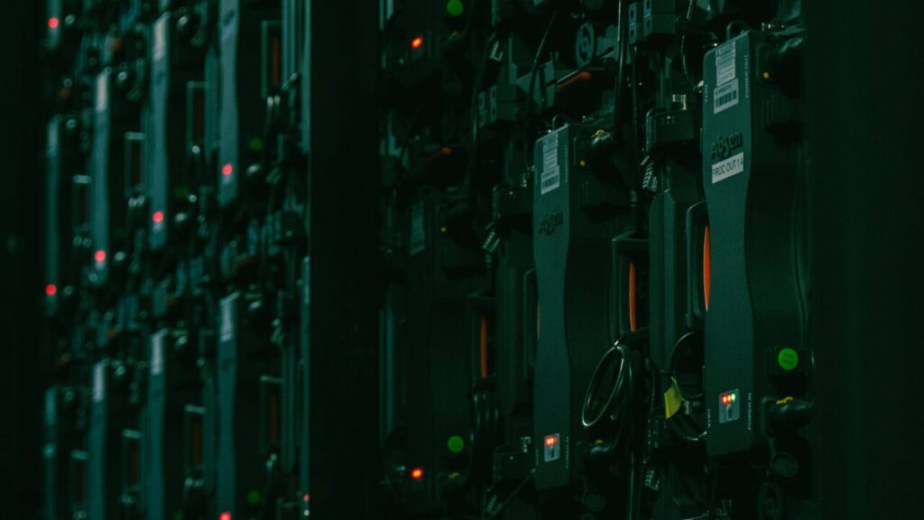 データセンターが爆撃され、建設のために人が切られる——AIインフラの物理的代償が可視化された