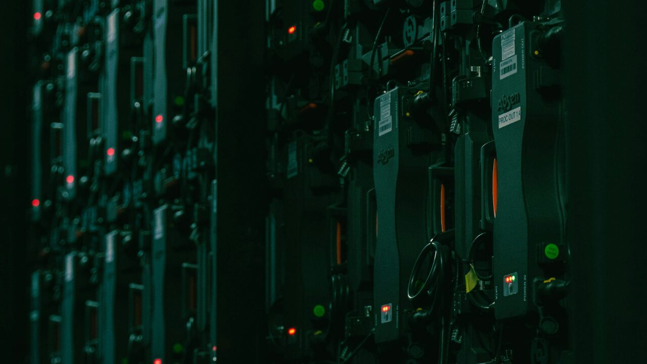 データセンターが爆撃され、建設のために人が切られる——AIインフラの物理的代償が可視化された