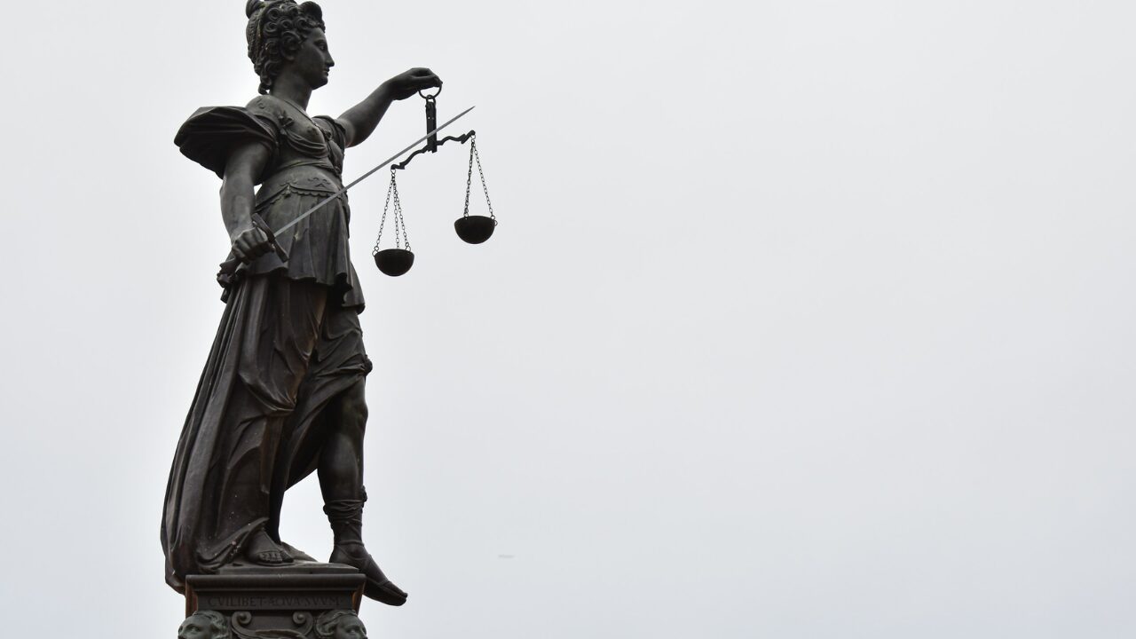 AIが全員に"弁護士"を配った結果、法廷が壊れ始めた——訴訟コスト10倍という民主化の代償