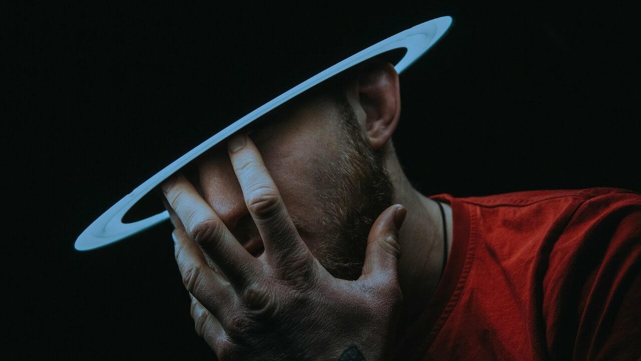 AIが間違えても8割はそのまま従う——なぜ人はAIの誤答を疑えなくなるのか