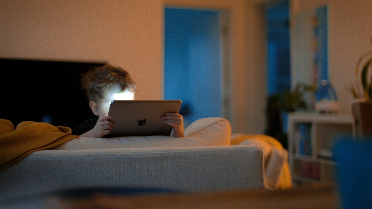 AIが作った「教育動画」が子どもに交通事故を教える——誰がこの品質を止めるのか